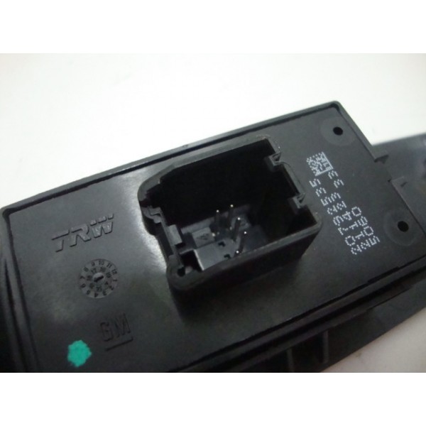 Comando Vidro Eletrico Traseiro Direito  Tracker 2015-usado