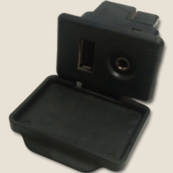 Entrada Usb Auxiliar Nissan March Sv 2013/13 (g)