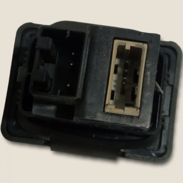 Entrada Usb Auxiliar Nissan March Sv 2013/13 (g)
