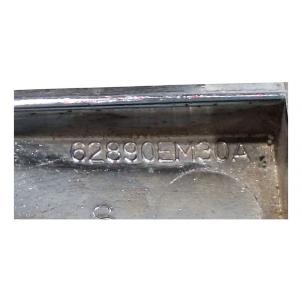 Emblema Da Grade Dianteira Nissan Tiida 2008-09