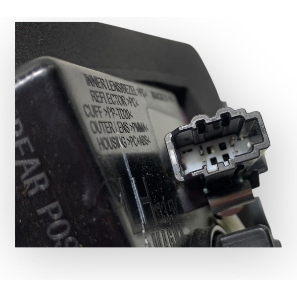 Lanterna Tampa Traseira Esquerda Chevrolet Onix Plus 2024